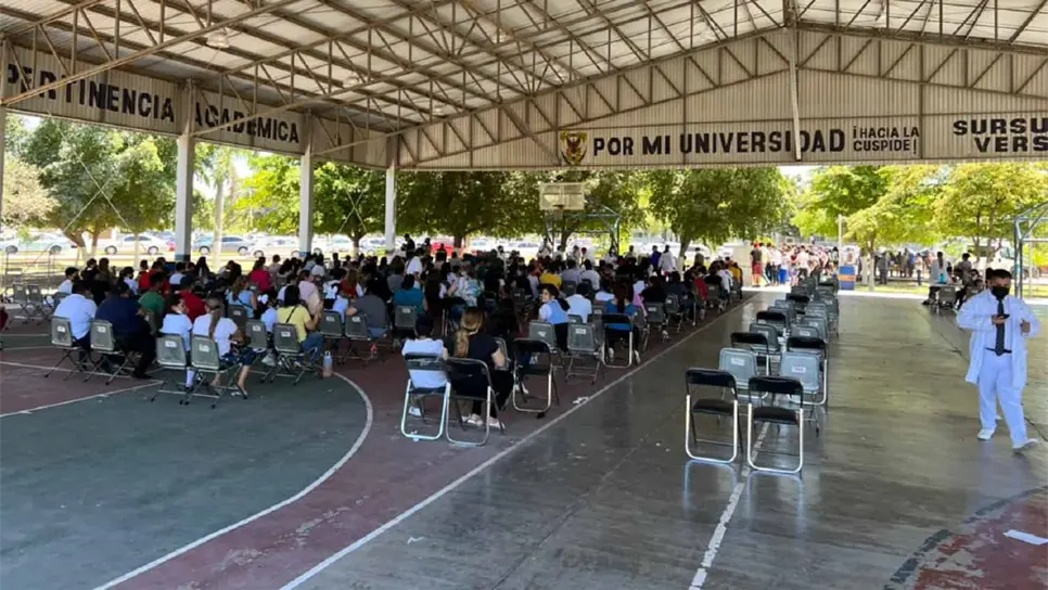 Bienestar insiste en ir a vacunar a las escuelas, adolescentes no van a módulos