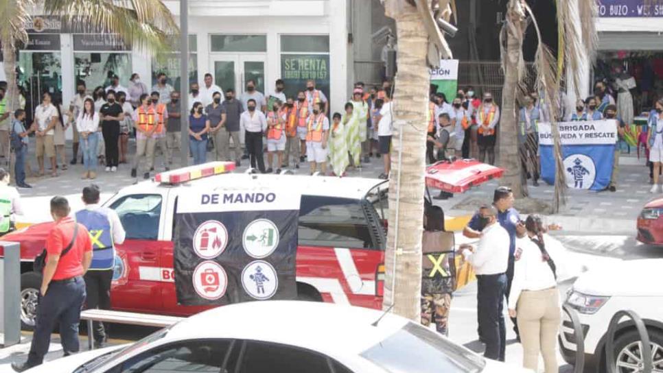 Se movilizan cuerpos de rescate y auxilio ante alarma de incendio en hotel, por simulacro