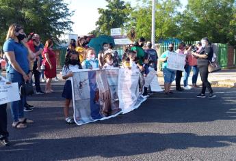 Dejan kínder de Los Mochis y bloquean la calle; el plantel se cae a pedazos