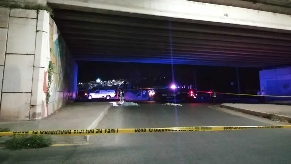 Hallan a dos hombres sin vida y encobijados bajo el puente de La Costerita