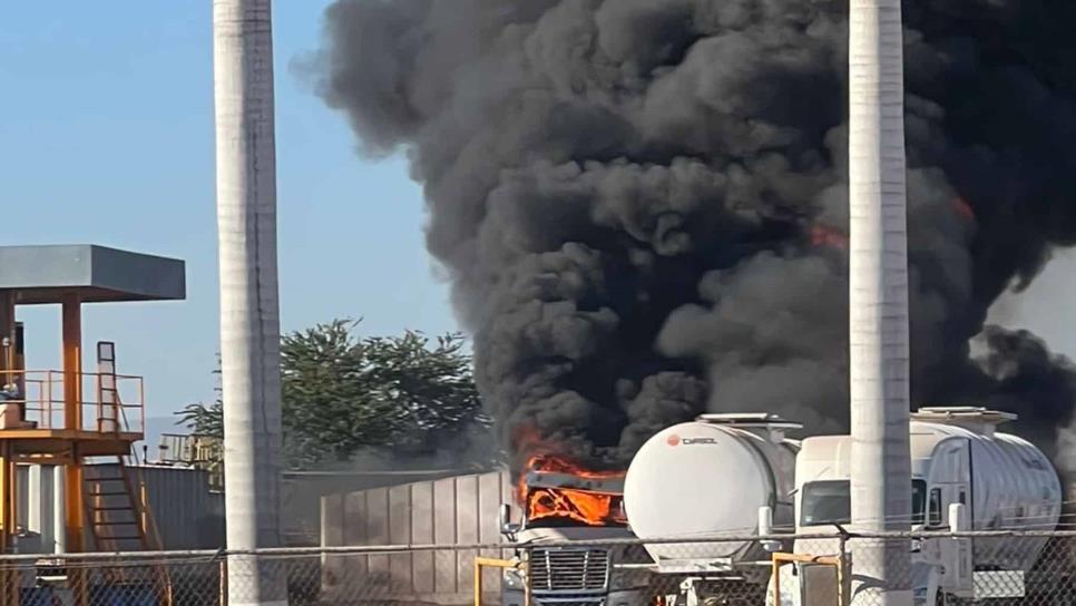 Explotan contenedores de más de 50 mil litros de combustible cada uno en Ahome