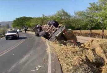 Tráiler cargado con pacas de pastura vuelca en la carretera La 200, en el Limón de los Ramos