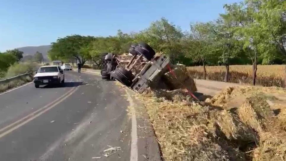 Tráiler cargado con pacas de pastura vuelca en la carretera La 200, en el Limón de los Ramos