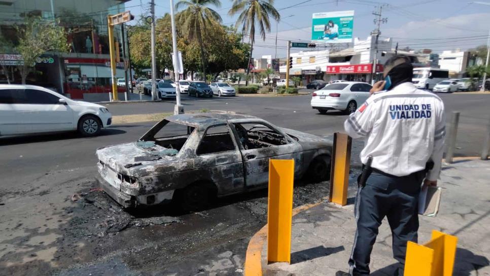 Auto se incendia y queda en cenizas en Culiacán