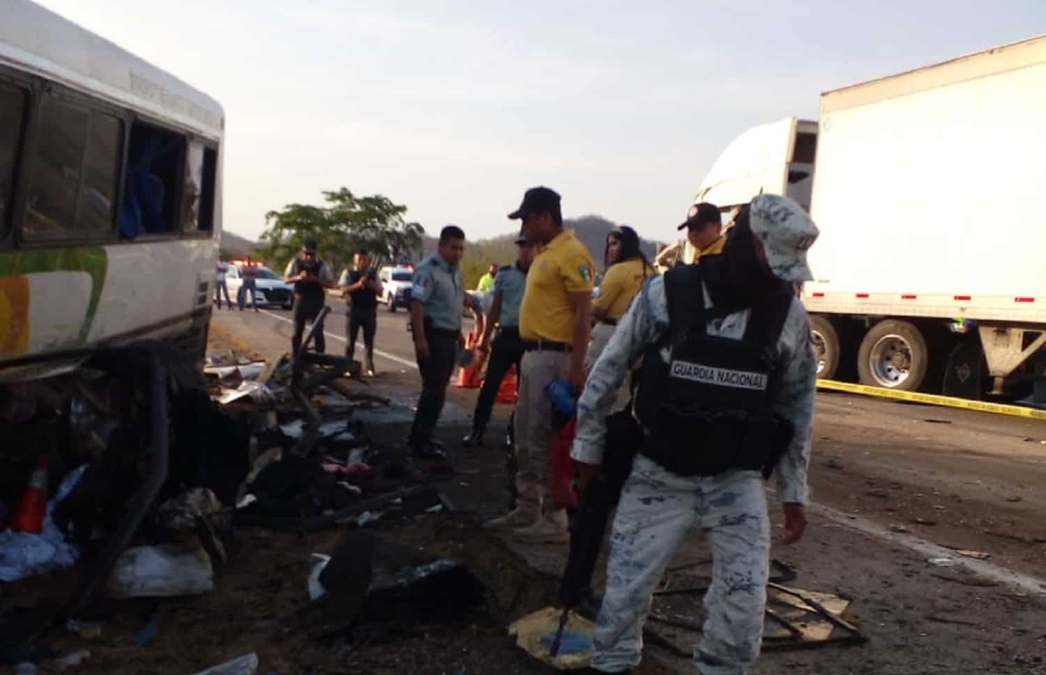 Chocan tráiler y autobús en Escuinapa; hay 2 muertos y 44 heridos