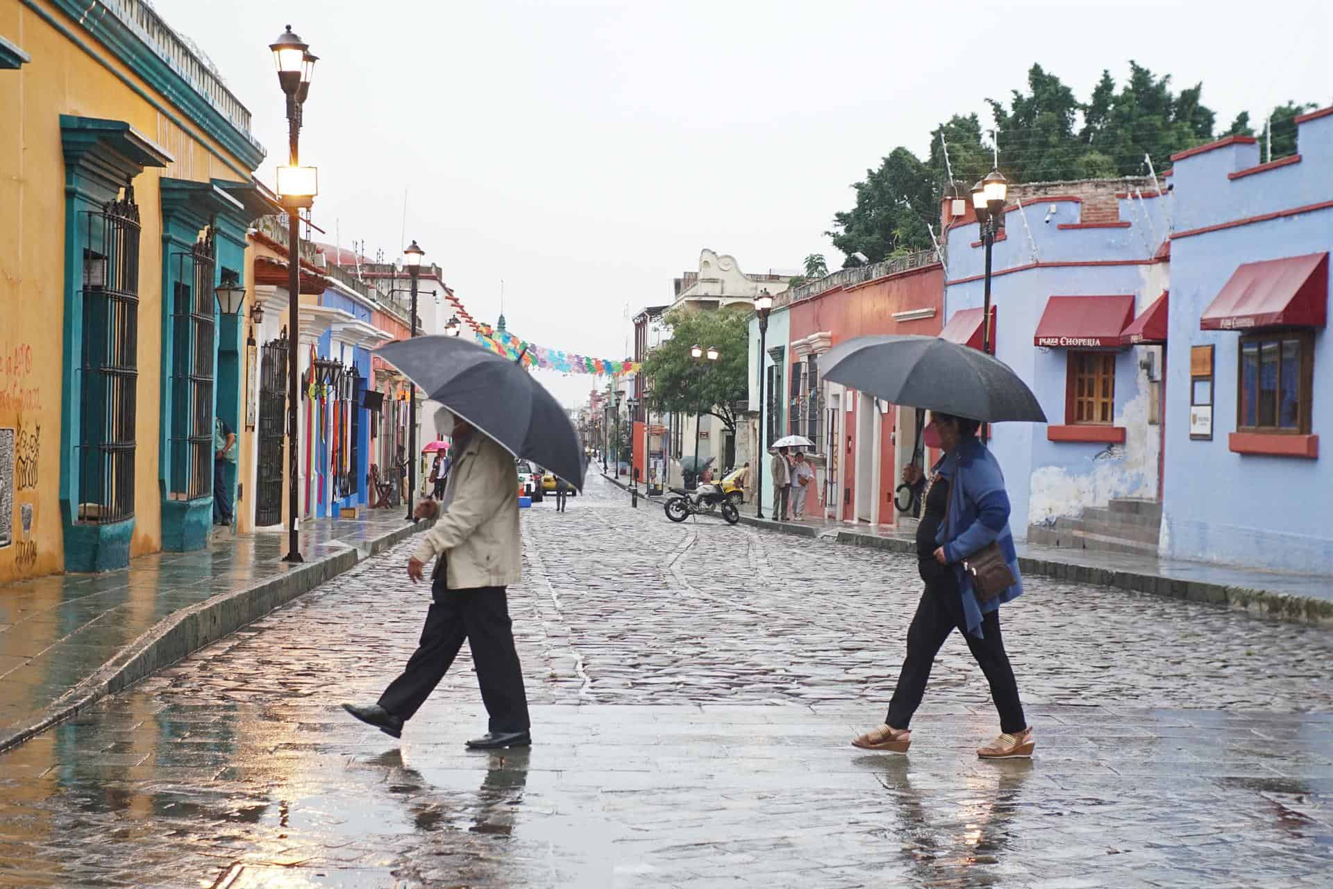 Ágatha, ya como tormenta en tierra, mantiene las fuertes lluvias en el sur de México