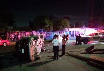 Encontronazo entre vehículos termina en volcadura, en la colonia Libertad