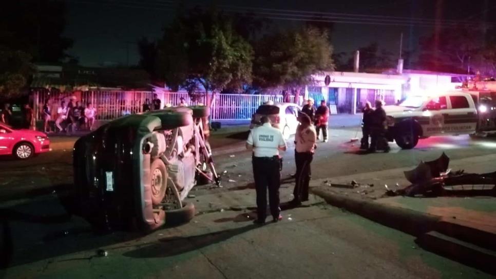 Encontronazo entre vehículos termina en volcadura, en la colonia Libertad