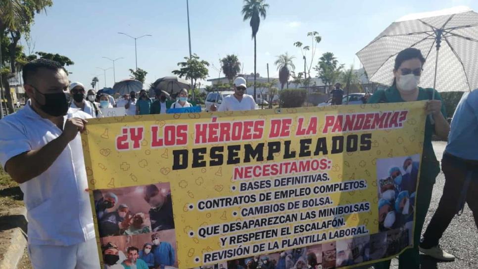 Marchan trabajadores del IMSS por las calles de Los Mochis
