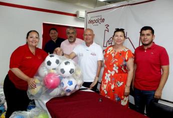 Gobierno municipal de Ahome entrega material deportivo a Síndicos