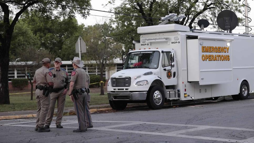 Arrestan a estudiante de Texas que tenía armas y municiones en su vehículo