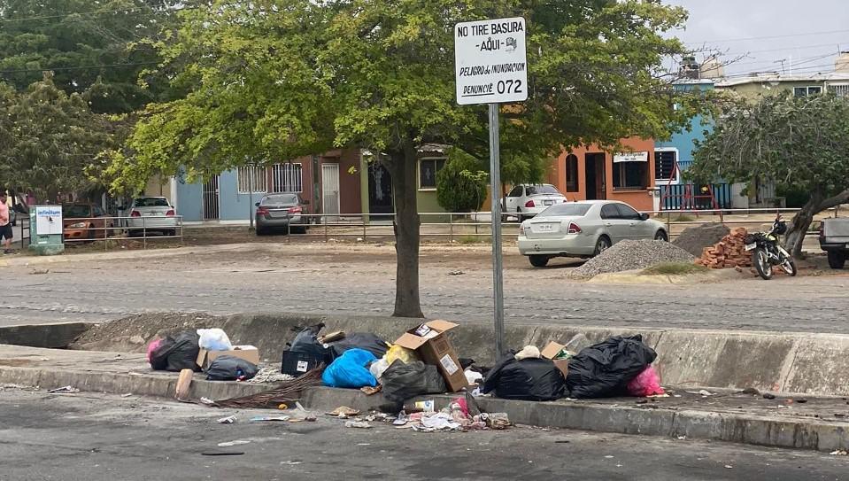 Detienen a 4 personas por tirar basura y escombros en canal pluvial