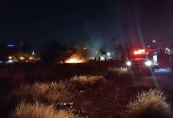 Vándalos queman maleza y cuarto de cartón en un predio abandonado de Los Mochis