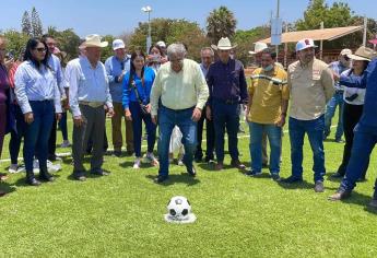 Rocha Moya inaugura cancha de futbol en Angostura