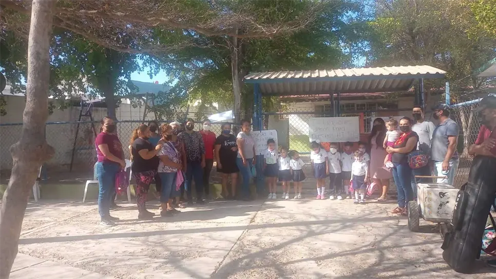 Padres toman kínder en Los Mochis, los baños no funcionan y hay niños deshidratados