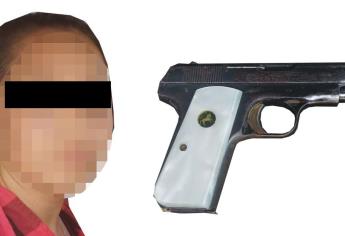 Detienen a una mujer en Culiacán; portaba un arma de fuego