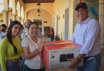 Gobierno de El Fuerte realiza donación de rotoplas e impresora a escuela primaria de Chinobampo