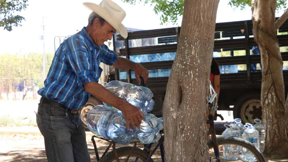 Comunidades del valle del Carrizo reciben agua embotellada por parte del Sistema DIF Ahome