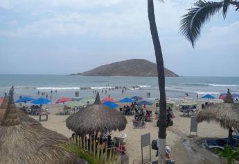 Rescatan de morir ahogados a tres menores de edad, en playa de Mazatlán