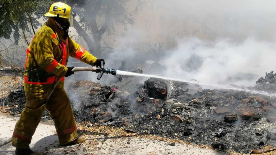 Incendio de un vehículo y un baldío; movilizan a Bomberos en Los Mochis