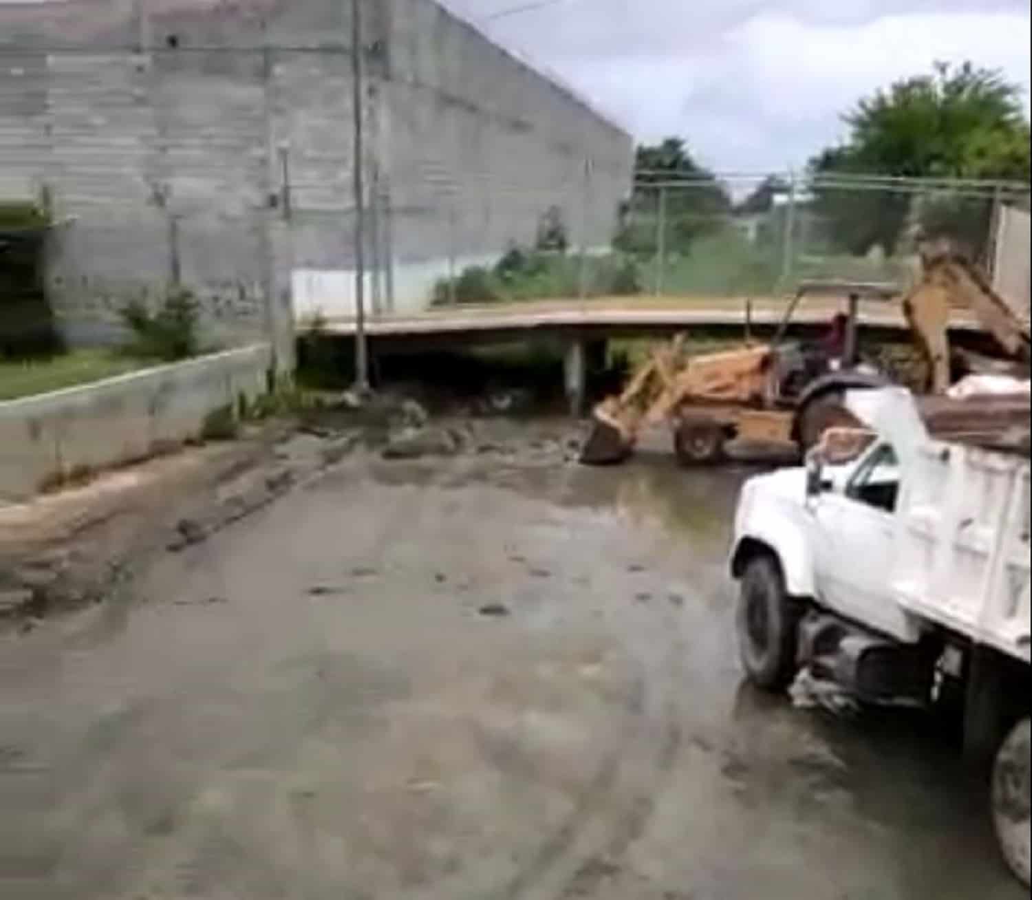 Bodega se apropia de calle, la cierra y ahora el agua no corre en Prado Bonito