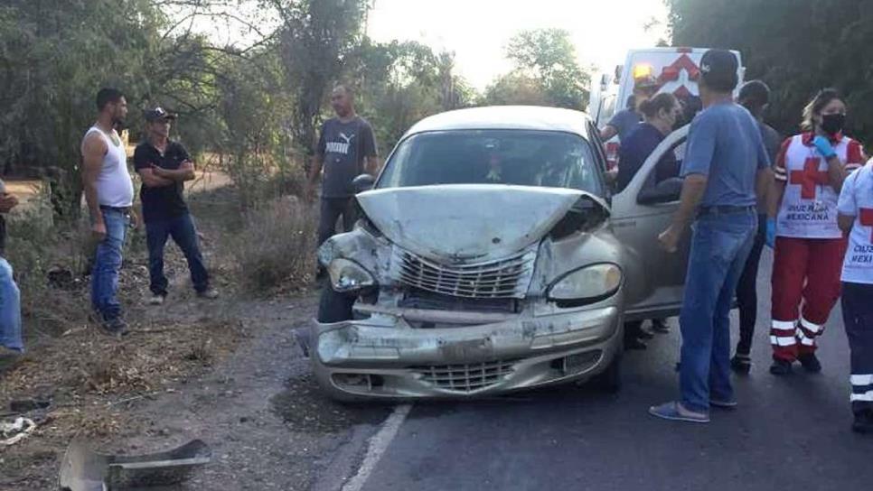 Choca contra una camioneta y termina lesionado en Guasave