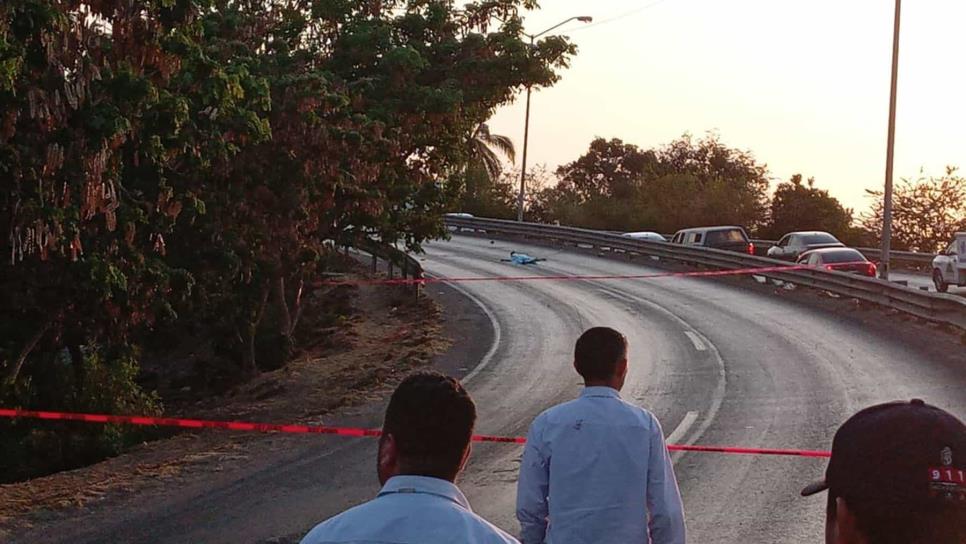 Muere motociclista al estrellarse contra un poste en paso superior