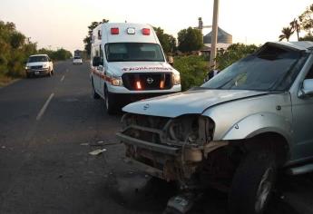 Padre e hijos lesionados al volcar cerca de la pista de Camagüey, Guasave