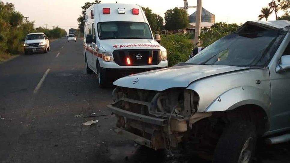 Padre e hijos lesionados al volcar cerca de la pista de Camagüey, Guasave