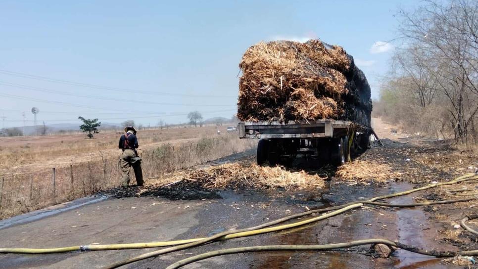 Tráiler cargado con pacas se incendia en La Laguna Colorada