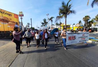 Desplazados del sur de Sinaloa se manifiestan sobre la franja turística de Mazatlán