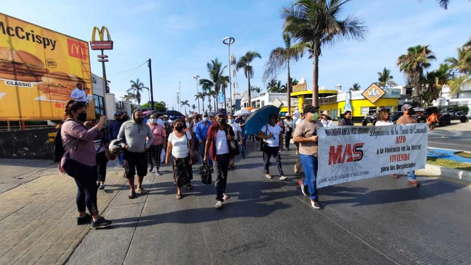 Desplazados del sur de Sinaloa se manifiestan sobre la franja turística de Mazatlán
