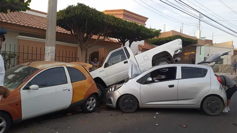 Por esquivar a un perrito conductor de Uber choca contra carros en Culiacán