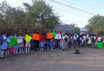 Más de 260 alumnos sin clases en Juan José Ríos; padres toman la secundaria