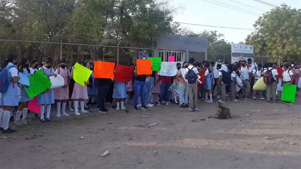 Más de 260 alumnos sin clases en Juan José Ríos; padres toman la secundaria