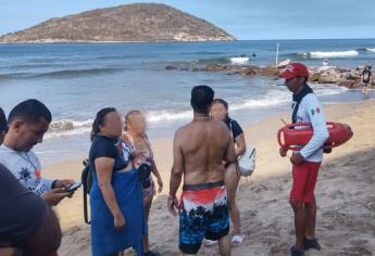 Rescatan salvavidas municipales a dos turistas