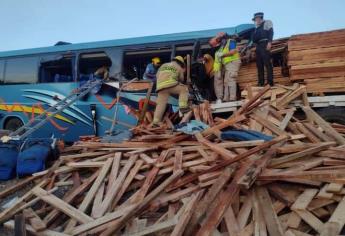 Autobús de pasajeros impacta contra tráiler en la Mazatlán-Culiacán: hay varios heridos