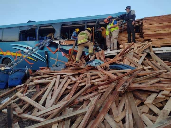 Autobús de pasajeros impacta contra tráiler en la Mazatlán-Culiacán: hay varios heridos