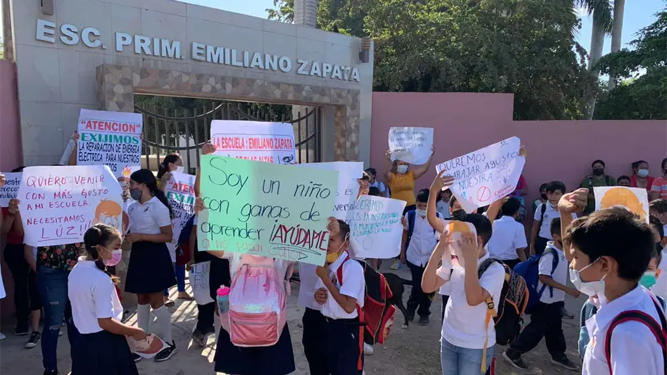 Niños desmayados por el calor provoca que mamás tomen escuela en Olas Altas