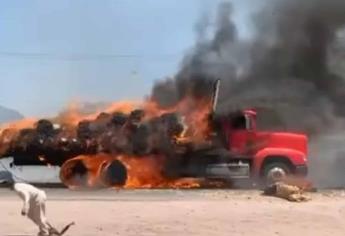 Se incendia torton cargado de pacas de pastura, en El Salado