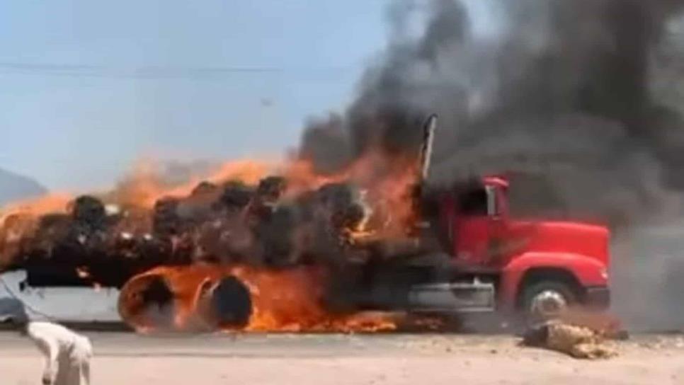 Se incendia torton cargado de pacas de pastura, en El Salado