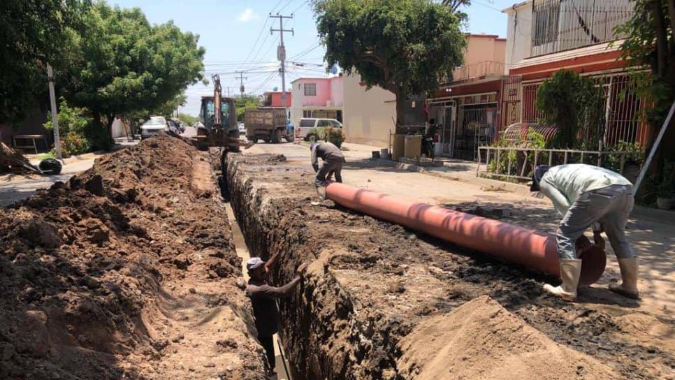 ¡Adiós drenaje colapsado¡ dirán en breve vecinos de la calle Cárdenas de la Mochicahui