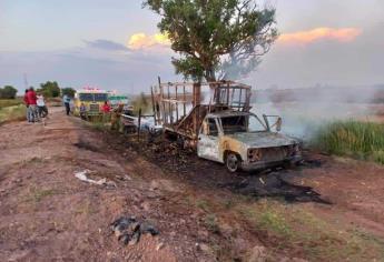 Se queman camioneta y remolque con más de cien pacas de frijol