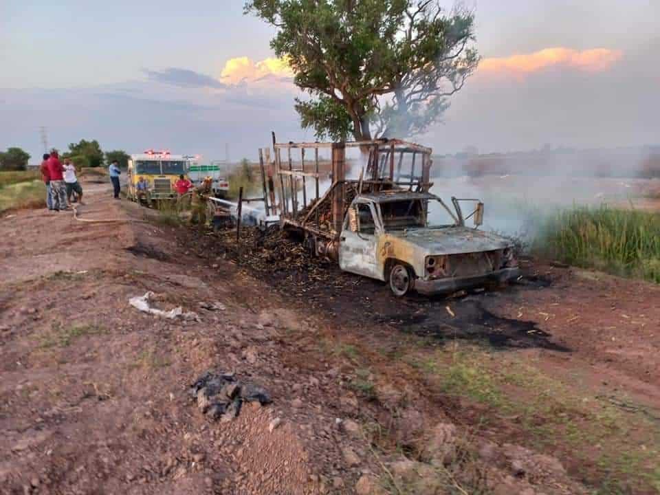 Se queman camioneta y remolque con más de cien pacas de frijol