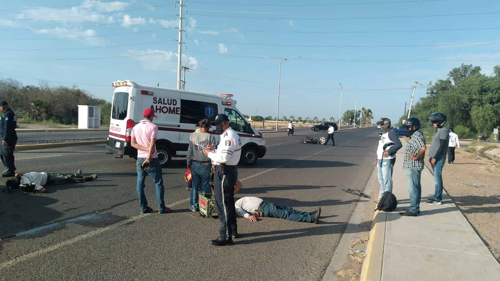 Vehículo choca a motociclista, ambos resultan lesionados