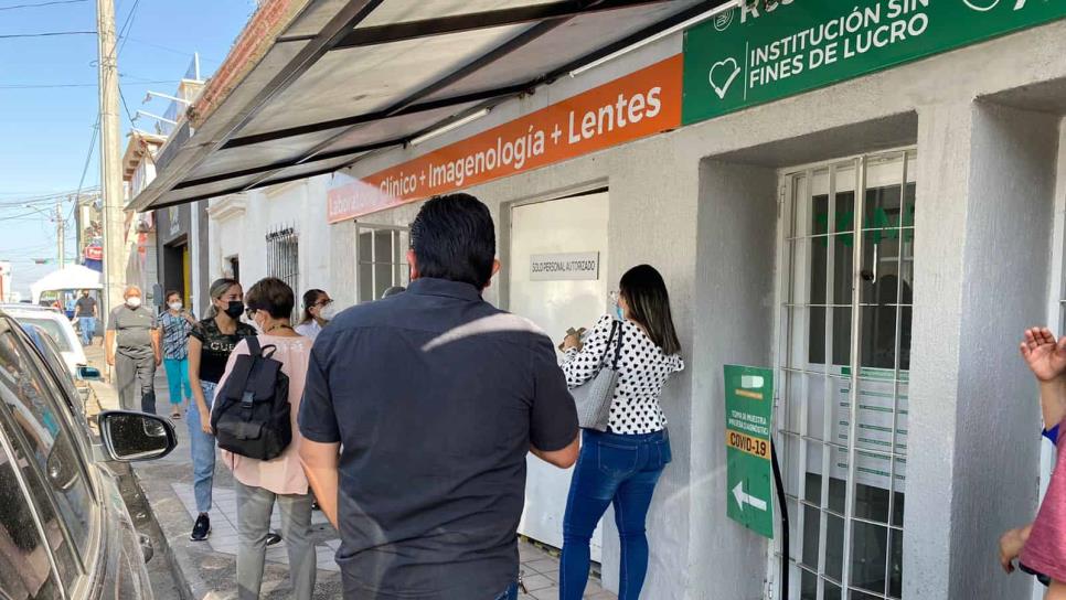 Regresan las filas para pruebas covid en Culiacán; hasta a niños se las hacen