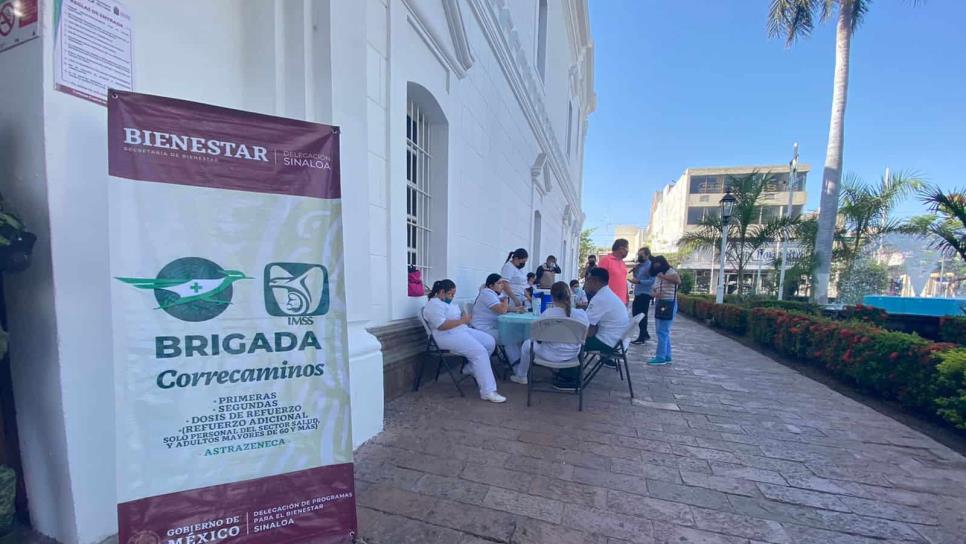 Mantienen brigada de vacunación anticovid afuera del Ayuntamiento de Culiacán