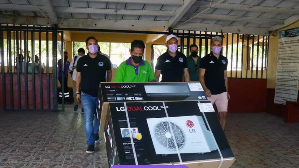 Mazatlán F.C. entrega 5 aires acondicionados a escuela primaria