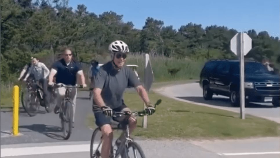 Biden se cae de la bicicleta durante un paseo por la playa