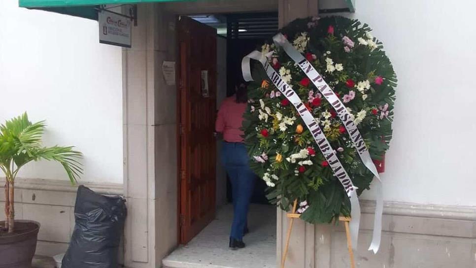 Aparece corona de muertos en el Ayuntamiento de Culiacán